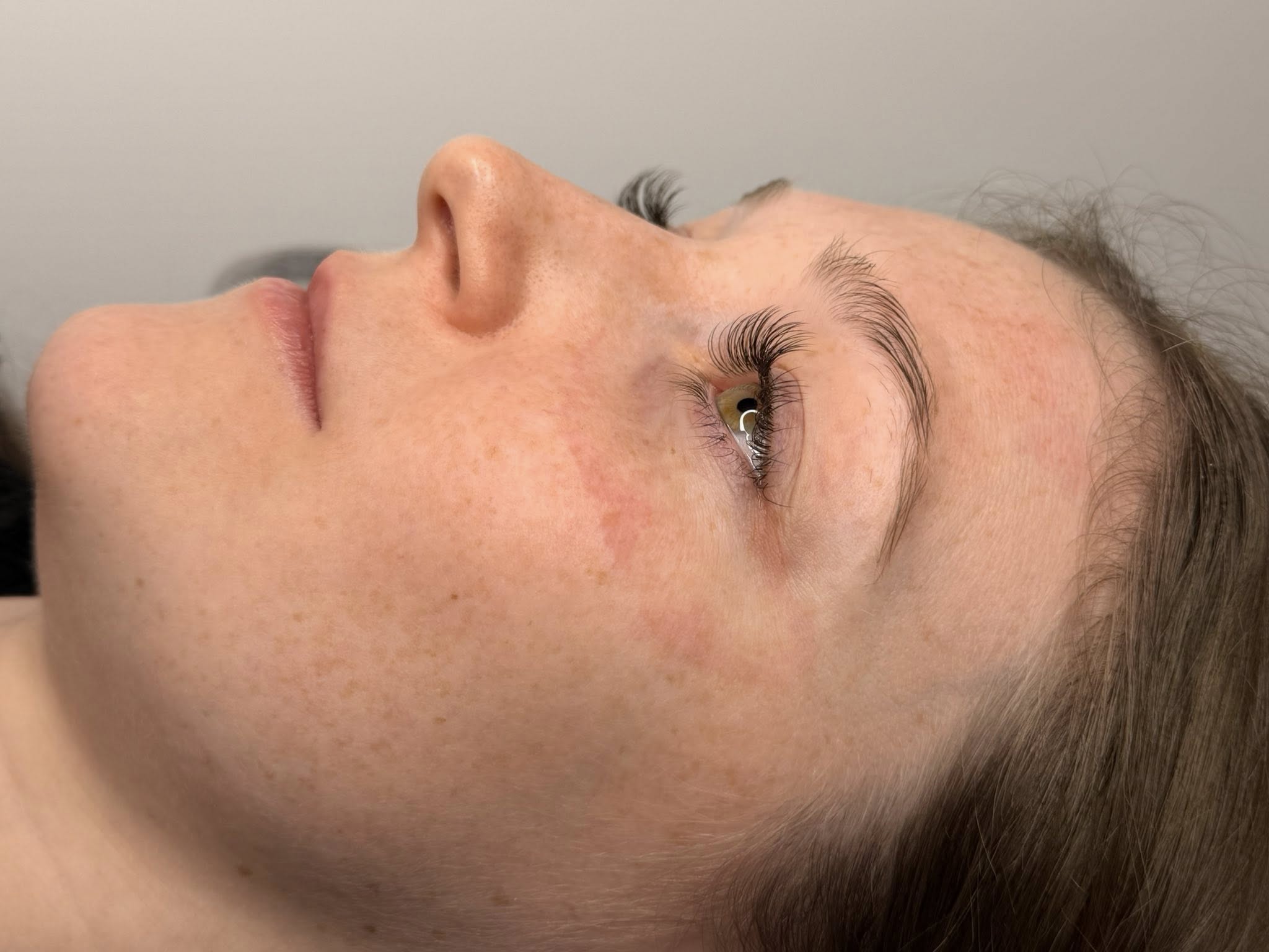 Profesjonalne przedłużanie rzęs - efekt przed i po zabiegu